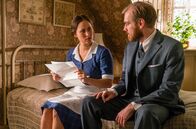 Seebad-Saga – Fie Kjaer (Rosalinde Mynster, l.) und Morten Enevoldsen (Morten Hemmingsen, r.).