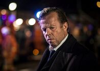 Mankells Wallander – Kommissar Wallander (Krister Henriksson) fragt sich, ob er einen Fehler gemacht und den aus der Haft entlassenen Brandstifter falsch eingeschätzt hat.