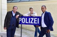 Watzmann ermittelt – ARD, WATZMANN ERMITTELT, Drehstart für neue Krimiserie im Ersten. Seit Dienstag, 17.Juli 2018, laufen die Dreharbeiten für acht Folgen der neuen Vorabendserie "Watzmann ermittelt" mit Andreas Giebel (l.), Ines Lutz (M.) und Peter Marton (r.). Die Dreharbeiten in Berchtesgaden und Umgebung sowie im Münchner Umland laufen voraussichtlich bis Mitte Oktober 2018, die Ausstrahlung ist für 2019 geplant. (Siehe ausführliche Pressemeldung von heute). Hauptkommissar Benedikt Beissl (Andreas Giebel, l.) führte sein Revier in Berchtesgaden bisher quasi im Alleingang. Doch dann kommt ein neuer Kollege: Jerry Paulsen (Peter Marton, r.). Der ist all das, was Beissl nicht ist: nämlich charmant, redselig und offenherzig. Mit seiner gewinnenden Art geht er dem Beissl gehörig auf den Zwirn und obendrein ist er noch der Freund seiner geliebten Tochter Johanna (Ines Lutz, M.), also quasi sein Schwiegersohn in spe.