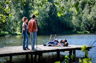 Sturm der Liebe – Leo (Aurel Klug, rechts unten) irritiert es, wie sehr Elias (Orlando Lenzen, 2.v.l.) die Liebes-Scharade mit Lale (Yeliz Simsek, rechts oben) pusht. Olivia (Soraya Bouabsa, l.) steht neben Leo.