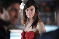 Death in Paradise – Die Flugbegleiterin Natasha (Félicité du Jeu) ist Opfer eines Mordes geworden.
