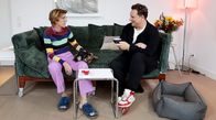 Böttinger. Wohnung 17 – Moderatorin Bettina Böttinger (l) prominente Gäste mit queeren Lebensentwürfen in ihrer Kölner Wohnung, um sich über Erfahrungen, Träume und Ideen auszutauschen. In der ersten Folge von „Böttinger. Wohnung 17“ empfängt Bettina Böttinger ganz besonderen, prominenten Besuch: Stardesigner Guido Maria Kretschmer!