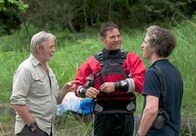 Expedition Himalaja – Nach seiner Rückkehr berichtet Steve Backshall (Mitte) von seiner Kajaktour auf dem Drangme Chu. George McGavin (links) und Gordon Buchanan hören gespannt zu.