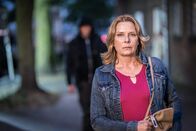 Notruf Hafenkante – Claudia (Janette Rauch) wird auf dem Weg nach Hause von einem Unbekannten überfallen.