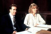 2 Mio. $ Trinkgeld – Noch lachen Charlie (Nicolas Cage, l.) und Yvonne (Bridget Fonda, r.), doch leider steht es im Prozess gegen Charlies Ex-Frau nicht gut für die beiden ...