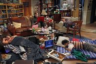 The Big Bang Theory – Die Wochenendkrieger: Sheldon (Jim Parsons, hinten l.), Raj (Kunal Nayyar, vorne r.), Leonard (Johnny Galecki, hinten r.) und Howard (Simon Helberg, vorne l.) ...