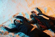 Anna und die Apokalypse – Vor der Apokalypse: Anna (Ella Hunt) und John (Malcolm Cumming), der heimlich in sie verliebt ist, genießen im Schnee einen Moment der Ruhe.