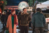 Agatha Raisin – Agatha Raisin (Ashley Jensen) und Charles Fraiths (Jason Merrels) schlendern über das alljährlich stattfindende Winterfest.