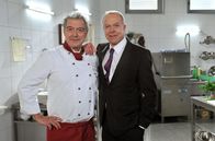 Sturm der Liebe – Werner Saalfeld (Dirk Galuba, r.) und sein Bruder André Konopka (Joachim Lätsch, l.) in der Küche des Hotels "Fürstenhof".