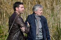 WaPo Bodensee – Hans Zielke (Andreas Engelmann, r.) hat einen Mord beobachtet. Jakob Frings (Max König, l.) muss verhindern, dass auf den ehemaligen Fotograf ebenfalls ein Mordanschlag verübt wird.