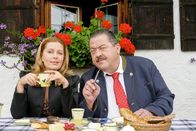 Die Rosenheim-Cops – Noch genießt Marie (Karin Thaler, l.) mit ihrem Bruder Korbinian (Joseph Hannesschläger, r.) das idyllische Hofleben, nicht ahnend, dass sie gleich eine Leiche finden wird.