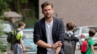 Neuland – Nachdem Erik Stein (Steve Windolf) seine Tochter Greta zur Schule gebracht hat, wappnet er sich für ein Gespräch mit Daniel Ritter.