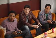 Community – Abed (Danny Pudi, r.) und Troy (Donald Glover, l.) haben panische Angst, dass Britta und Lukka (Enver Gjokaj, M.) etwas miteinander anfangen könnten ...