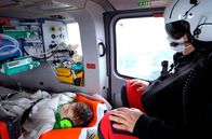 Die Unfallklinik – Das Heli-Team fliegt Julian in die Klinik.