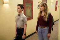 Young Sheldon – Sheldon Cooper (Iain Armitage, l.); Sam (Taylor Spreitler, r.)