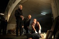 Tatort – Unter einem Bahnbogen wurde die Leiche von Monika Fellner (Melanie Straub) gefunden. Rechtsmediziner Dr. Joseph Roth (Joe Bausch, rechts) stellt noch am Tatort ein schweres Schädel-Hirn-Trauma fest. So viel kann er Freddy Schenk (Dietmar Bär, Mitte) und Max Ballauf (Klaus J. Behrendt, links) zum jetzigen Zeitpunkt schon sagen.