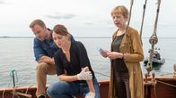 SOKO Wismar – Lars Pöhlmann (Dominic Boeer, l.), Karoline Joost (Nike Fuhrmann, M.) und Helene Sturbeck (Katharina Blaschke, r.) ermitteln diesmal unter erschwerten Bedingungen. Der Tatort ist ein Boot im offenen Meer. Ein jugendlicher Obdachloser ist hier zu Tode gekommen. Was ist auf dem Boot passiert? Warum musste der junge Mann sterben?