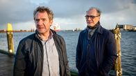 Unter anderen Umständen – Axel Schreiber (Johannes Zeiler, l.) vermisst seine Frau und seine Tochter, die von einer Wattwanderung nicht zurückgekehrt sind. Arne Brauner (Martin Brambach, r.) ermittelt.