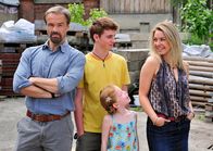... und dann kam Wanda – Karlheinz (Hannes Jaenicke) mit seinen Kindern Vincent (Matti Schmidt-Schaller) und Vivi (Bella Bading) und ihrem neuen Kindermädchen Wanda (Karolina Lodyga).