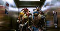 Teenage Mutant Ninja Turtles – Zusammen mit der Journalistin April stürzen sich Michelangelo (Noel Fisher, vorne l.), Leonardo (Pete Ploszek, vorne r.), Raphael (Alan Ritchson, hinten l.) und Donatello (Jeremy Howard, hinten r.) in den Kampf gegen die gefährlichen Soldaten des "Foot Clans" ...
