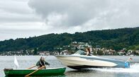 WaPo Bodensee – Amokfahrt über den Bodensee: Emma Rau (Emma Preisendanz, r.) versucht vor ihren Problemen zu flüchten. Ihre Drogenvergangenheit scheint sie eingeholt zu haben.