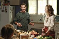 Desperate Housewives – Mikes Misstrauen wird geweckt, als er sieht, wie Susan und Carlos ungewohnt viel Zeit miteinander verbringen, während Lynette (Felicity Huffman, l.) Besuch von ihrer Schwester Lydia (Sarah Paulson, r.) und ihrem neuen Verlobten (Christopher Martin, M.) bekommt ...