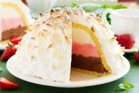 Das große Promibacken – Sponge cake Alaska ice cream and meringues.