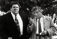 Columbo – (v.li.) George Wendt (Graham McVeigh), Peter Falk (Insp. Columbo).