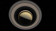 Strip the Cosmos - Im Innersten des Universums – Die großen Lücken zwischen den Ringen des Saturns entstehen durch die Umlaufbahnen seiner Monde.