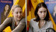 Parlament – Magda (Barbara Krzoska) und Rose (Liz Kingsman) schauen sich ihr Interview mit Cornelius Jaeger an.