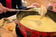 Küchen der Welt – Das Schweizer Fondue: zur Hälfte Greyerzer, zur Hälfte Freiburger Vacherin