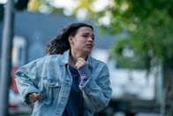 Letzte Spur Berlin – Valerie Lehwald (Anna Shirin Habedank) ist schwer enttäuscht, weil ihr Freund Bilal sie betrogen hat – ausgerechnet mit ihrer Freundin Lina.