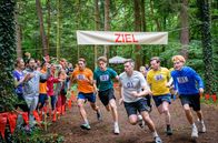 Sturm der Liebe – Yannik (Jo Weil, M.) gibt alles beim Staffellauf.