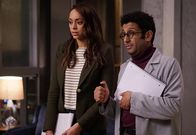 Ghosted – L-R: Annie (Amber Stevens West) und Barry Shaw (Adeel Akhtar)
