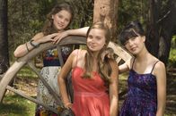 Emm@s Ch@troom – Ally (Marny Kennedy, Mi.), Emma (Sophie Karnbjinski, li.) und Jackie (Charlotte Nicdao, re.) sind beste Freundinnen und treffen sich regelmäßig über Emmas Chatroom.
