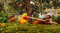 Unser Sandmännchen – Moppi wartet darauf, dass seine Lieblingsbirne reif wird und zu Boden fällt. Damit er nicht tagelang dasitzen muss, wollen Pitti und Schnatterinchen ihm helfen und die Birne pflücken.