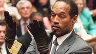 Terra X History: Mörderische Stars: Reich, berühmt und kriminell – Ist er ein Doppelmörder? Der US-Footballstar O. J. Simpson soll seine Ex-Frau und ihren Bekannten getötet haben. Handschuhe spielen im Prozess gegen den berühmten Sportler eine entscheidende Rolle.