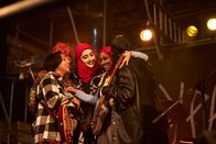 We Are Lady Parts – Auf der Bühne sind Saira (Sarah Kameela Impey, l.), Bisma (Faith Omole, 2.v.l.), Ayesha (Juliette Motamed, M.), Amina (Anjana Vasan, 2.v.r.) und Momtaz (Lucie Shorthouse, r.) wieder vereint – steht "Lady Parts" jetzt der Durchbruch bevor?