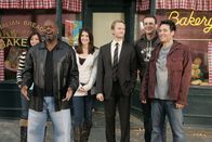 How I Met Your Mother – Das Montagsspiel: (v.l.n.r.) Lily (Alyson Hannigan), Emmitt Smith (Emmitt Smith), Robin (Cobie Smulders), Barney (Neil Patrick Harris), Marshall (Jason Segel) und Ted (Josh Radnor) ...