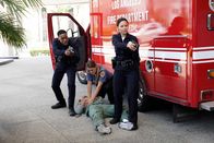 The Rookie – Bei einem Polizeieinsatz gibt es einen Verletzten. Jackson West (Titus Makin Jr.) und Lucy Chen (Melissa O'Neil) eröffnen das Feuer.