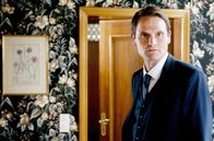 Die Vergesslichkeit der Eichhörnchen – Philipp (Fabian Hinrichs), der seine Kindheitsverletzungen nicht überwunden hat, will die attraktive Pflegerin seines Vaters für sich haben.