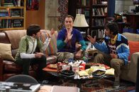 The Big Bang Theory – Spielen eine erschwerte Version von "Schere-Stein-Papier": Sheldon (Jim Parsons, M.), Raj (Kunal Nayyar, r.) und Howard (Simon Helberg, l.) ...