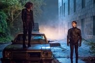 Gotham – Selina Kyle (Camren Bicondova, l.); Bruce Wayne (David Mazouz, r.)