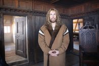 Terra X: Albrecht Dürer - Superstar – Dürer (Jakob Tögel) liebte den großen Auftritt in Pelz und Robe. Ein großer Selbstdarsteller, den manche für eitel hielten.