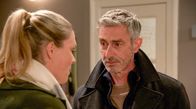 Rote Rosen – Heiner (Renè Dumont r.) versteht Brittas (Jelena Mitschke l.) ablehnendes Verhalten falsch und glaubt, sie brauche nur Zeit, um sich auf die Beziehung einzulassen. Britta (Jelena Mitschke l.) sieht sich gezwungen, endgültig Klartext zu sprechen...