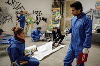 SOKO München – Toni Bischoff (Amanda da Gloria, l.) und Dr. Weissenböck (Florian Odendahl, r.) am Tatort.