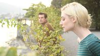 The Burnt Orange Heresy – James Figueras (Claes Bang, l.) und Berenice Hollis (Elizabeth Debicki, r.)
