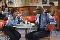 Superior Donuts – Als das Gespräch im Laden auf das Thema "Vertrauen" kommt, wirft James (Darien Sills-Evans, r.) Randy (Katey Sagal, l.) vor, dass auch zwischen ihnen kein Vertrauensverhältnis vorherrscht ...