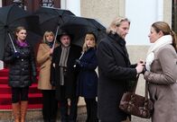 Sturm der Liebe – ARD STURM DER LIEBE FOLGE 1496 Uhr im ERSTEN. Gitti (Kathleen Fiedler, r.) erfüllt sich einen Traum: Sie geht auf Weltreise. Um sie zu verabschieden, haben sich Theresa (Ines Lutz, l.), Charlotte (Mona Seefried, 2.v.l.), Julius (Michele Oliveri, 3.v.l.), Michael (Erich Altenkopf, 2.v.r.) und sogar Rosalie (Natalie Alison, 3.v.r.) vor dem Eingang des Fürstenhofs versammelt.