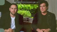 The True Story of ... – Wegen eines Streits mit den Chefs ihres ehemaligen Plattenlabels Scooter Braun (l.) und Scott Borchetta (r.) spielt Taylor Swift ihre alten Alben noch einmal ein.